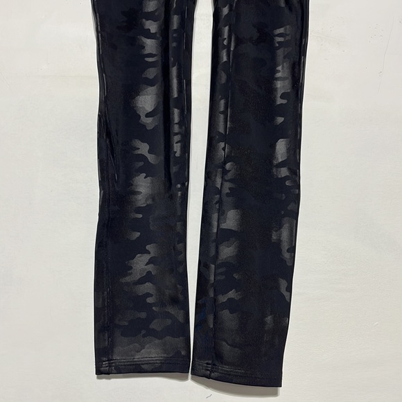 SPANX Slim Built In Contoured Power Waistband Tummy Shaping Camo Leggings Size M - Picture 4 of 7